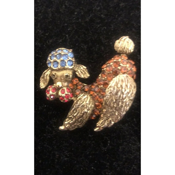 VintageTextured Gold Tone PLAYFUL POODLE DOG Brooch Red Blue Amber Rhinestones - Picture 3 of 6